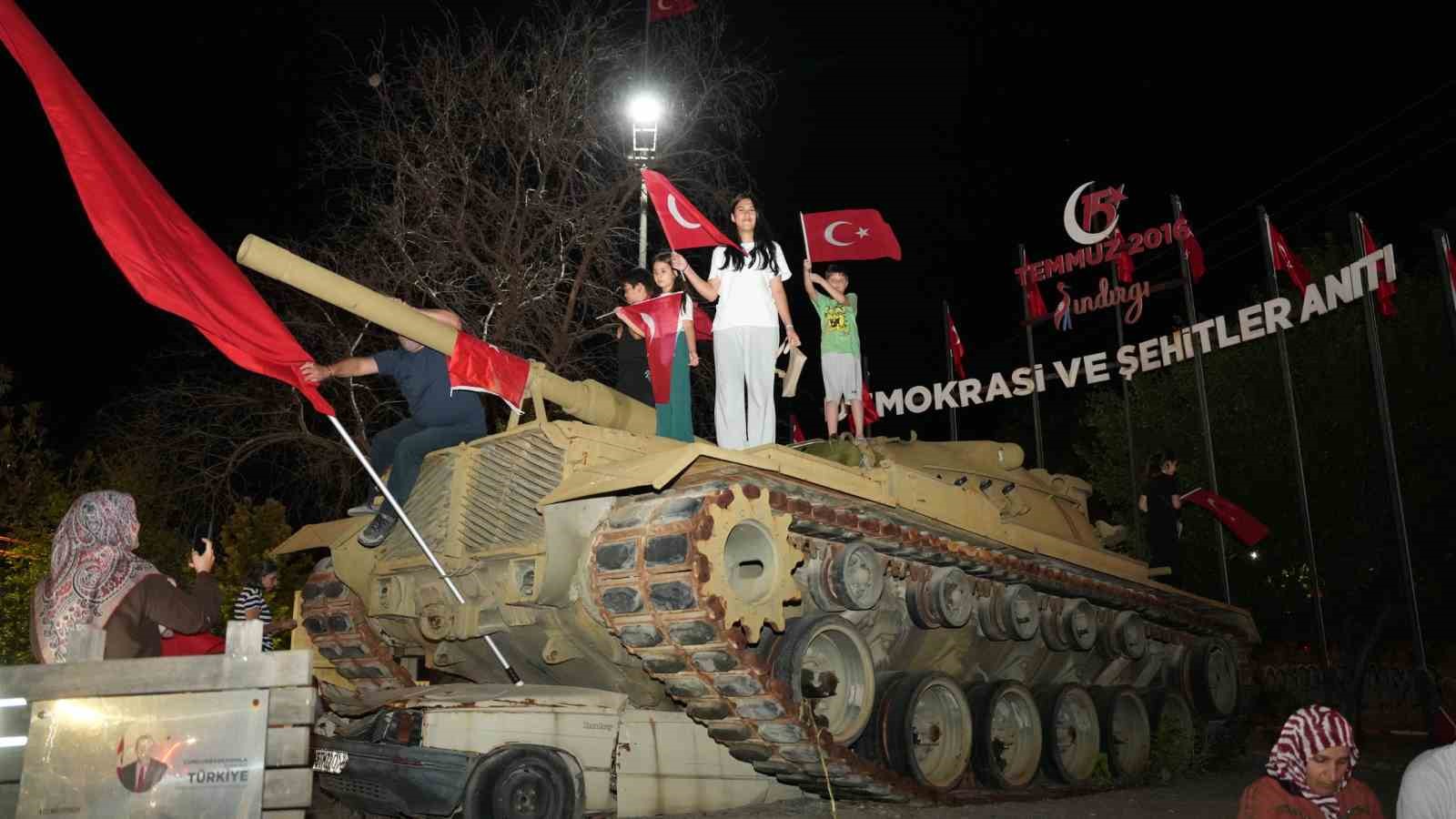 sindirgi-da-15-temmuz-da-kortej-yuruyusu-duzenlendi