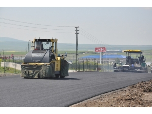 Kars’ta Çevre Yolunun Sıcak Asfalt Yapım Çalışmaları Devam Ediyor