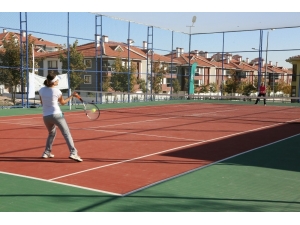 Odunpazarı’ndan Gençlere Ücretsiz Tenis Dersleri