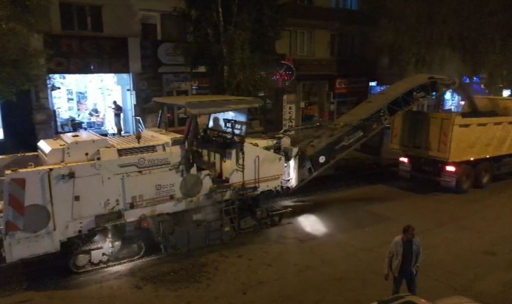 belediye-ekipleri-yeni-asfalt-icin-eski-asfalti-sokuyor