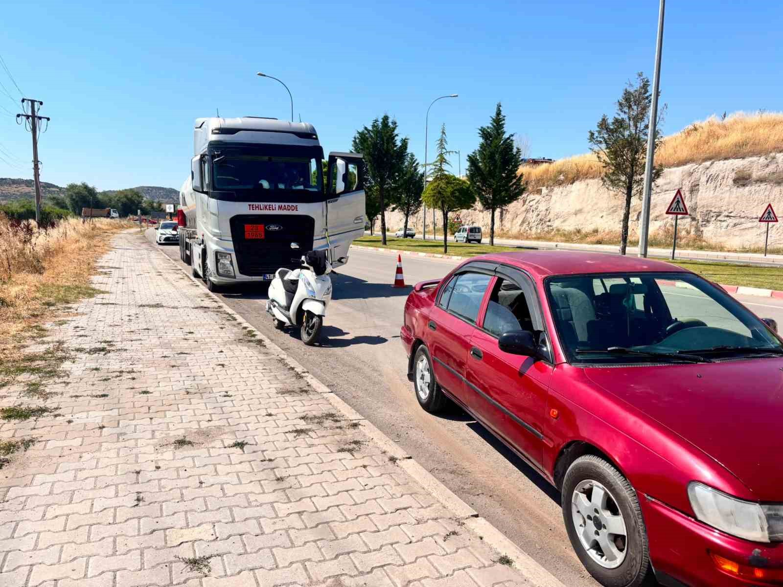 gaz-yuklu-tir-otomobile-carpti-1-yarali