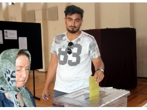 Sabahın Erken Saatlerinde Sandığa Koştular