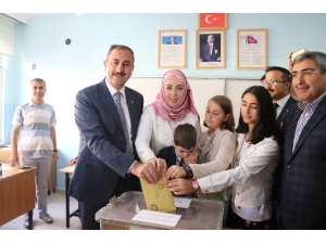 Adalet Bakanı Gül Oyunu Kullandı