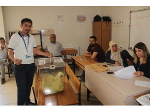 Hakkari’de Oy Kullanmaya Başladı