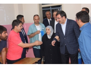 Ak Partili Yılmaz, Oyunu Annesiyle Birlikte Kullandı