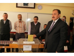 Bakan Eroğlu, Oyunu Memleketi Afyonkarahisar’da Kullandı