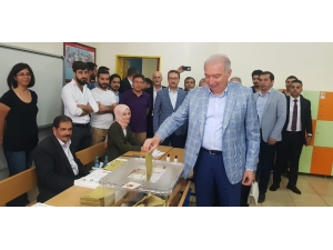 İstanbul Büyükşehir Belediye Başkanı Mevlüt Uysal Oyunu Ailesi İle Birlikte Kullandı