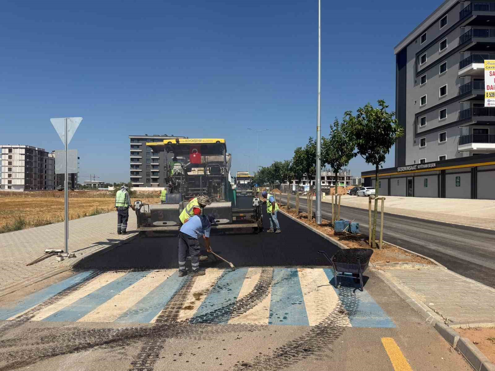 aydin-in-dort-bir-yaninda-yol-seferberligi-suruyor