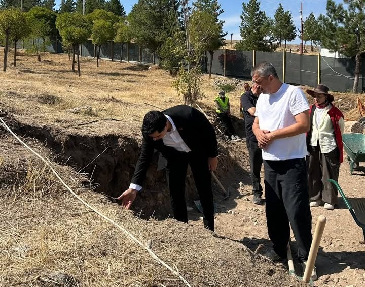 kemah-ta-sultan-melik-turbesi-ndeki-restorasyon-calismalari-incelendi