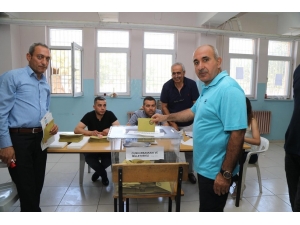 Başkan Kara Eşi İle Birlikte Oyunu Kullandı