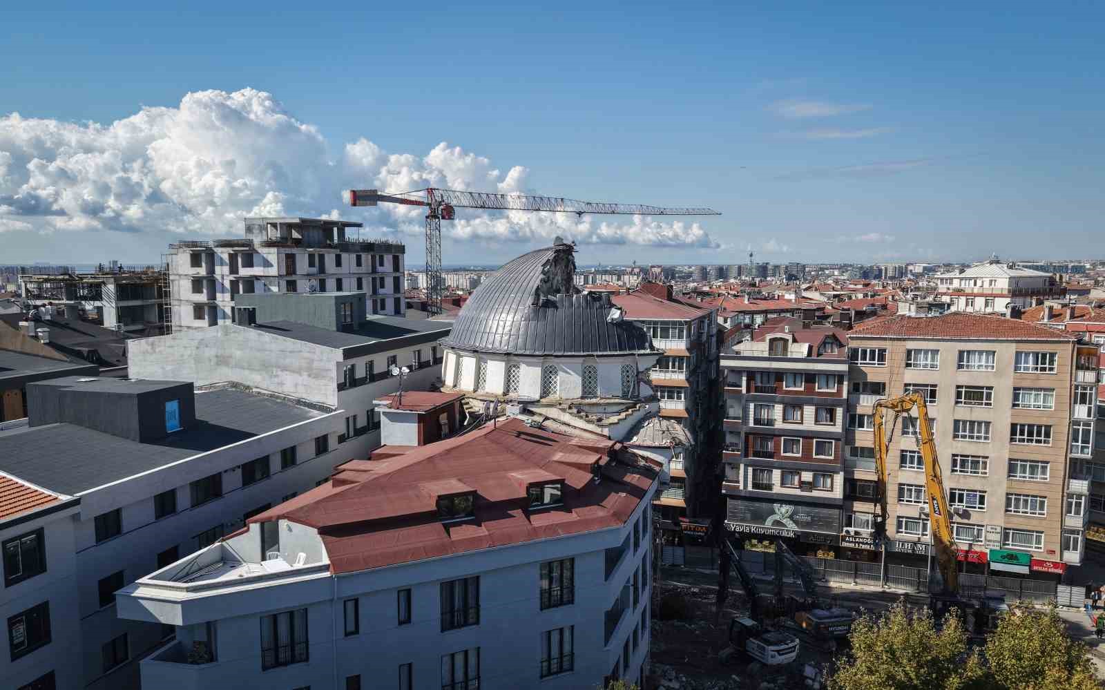 bahcelievler-de-yayla-camii-nin-yikimi-kubbesinin-saglamligi-nedeniyle-uzadi