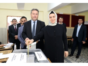 Başkan Palancıoğlu Oyunu Eşi Ve Partililerle Kullandı