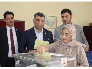 Milletvekili Erol, Oyunu Annesiyle Birlikte Kullandı