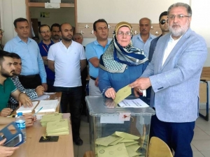 Ak Parti 1. Sıra Van Milletvekili Adayı Gülaçar Oyunu Kullandı