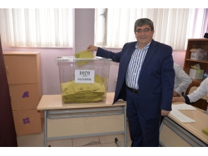 Başkan Can, Eşi Ve Oğluyla Oyunu Kullandı