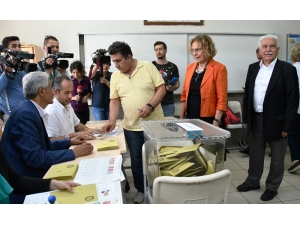 Cumhurbaşkanı Adayı Doğu Perinçek Oyunu Beşiktaş’ta Kullandı