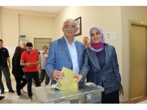 Milletvekili Adayı Yılmaz Oyunu Kullandı