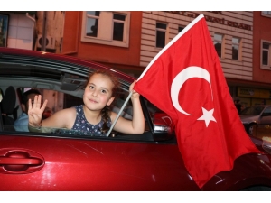 Nevşehir’de Ak Parti İl Başkanlığı Önünde Kutlama Yapılıyor