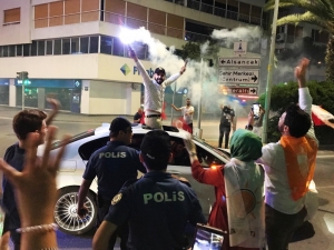 İzmirliler Sokağa Döküldü