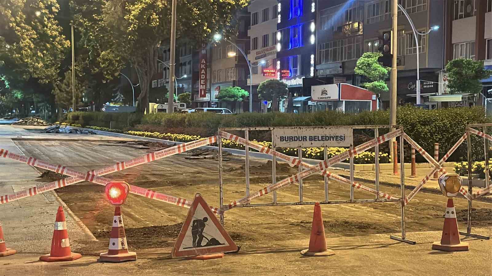 burdur-da-belediyenin-gece-yaptigi-yol-calismasi-vatandas-talebiyle-polis-tarafindan-durduruldu