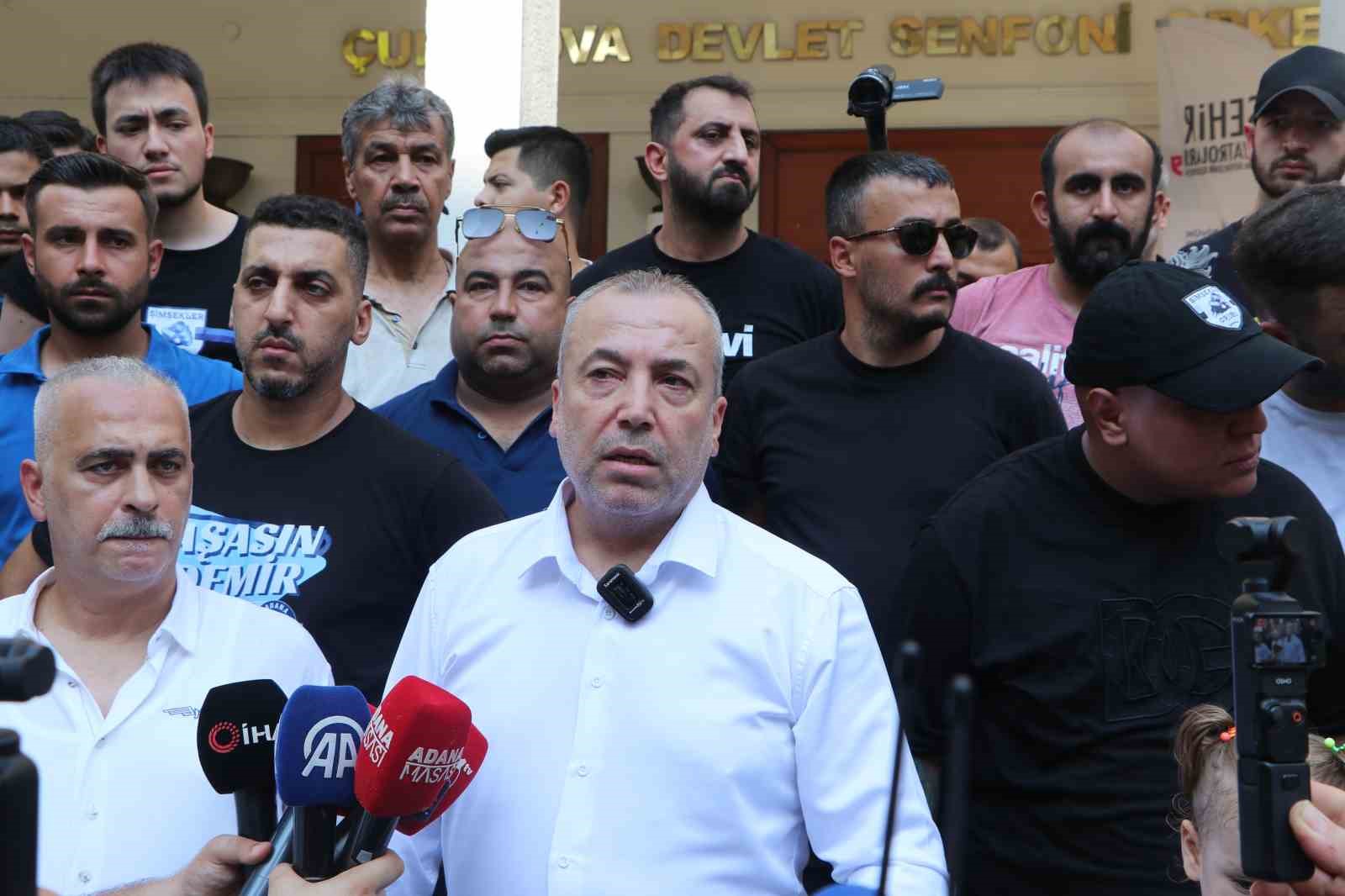 adana-demirspor-taraftari-bariyeri-yikip-belediyeye-girmeye-calisti