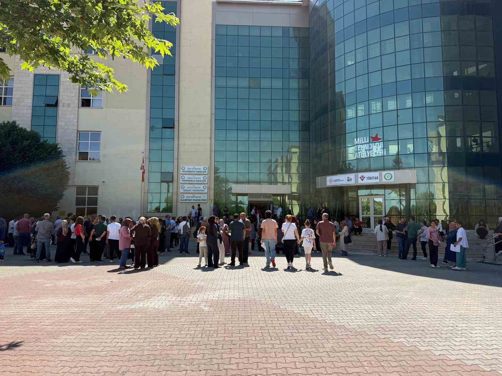 igdir-da-yks-heyecani-aileler-de-ogrencilerle-birlikte-ter-doktu
