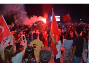 Torbalı’da El Ele Zafer Kutlaması