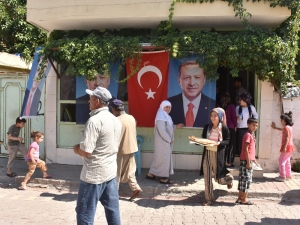 Seçim Zaferini Bedava Ekmek Dağıtarak Kutladılar