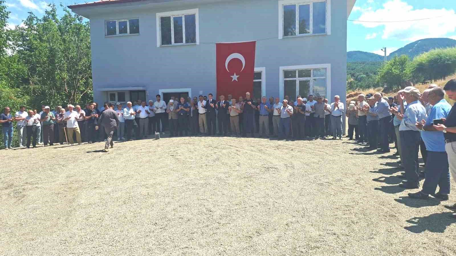 hisarcik-asagi-yoncaagac-koyu-nde-cok-amacli-salon-acildi-ve-hayir-yemegi-duzenlendi