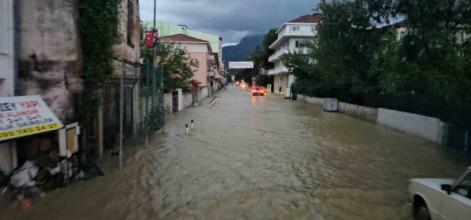 kastamonu-yu-sel-vurdu-is-yerleri-evler-ve-araclar-su-altinda-kaldi