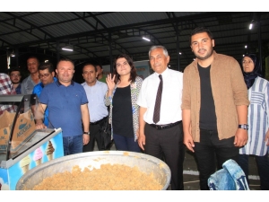 Sarıgöl’de Ak Parti’den Seçmene Dondurma Ve Helvalı Teşekkür