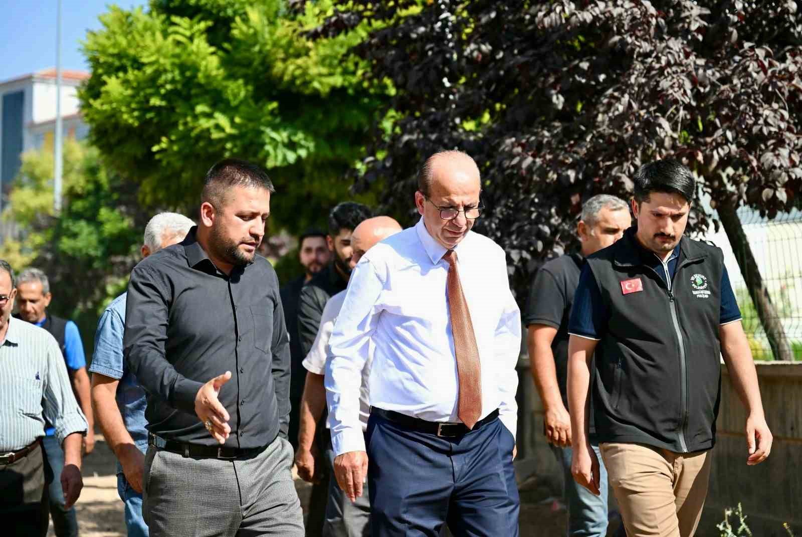 baskan-gecit-cavusoglu-mahallesindeki-asfalt-serim-calismalarini-inceledi