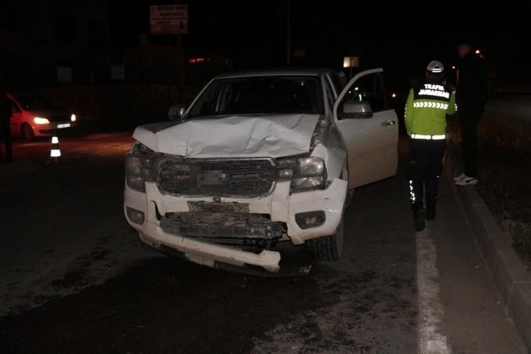 cizre-de-kamyonet-otomobile-arkadan-carpti-2-yarali
