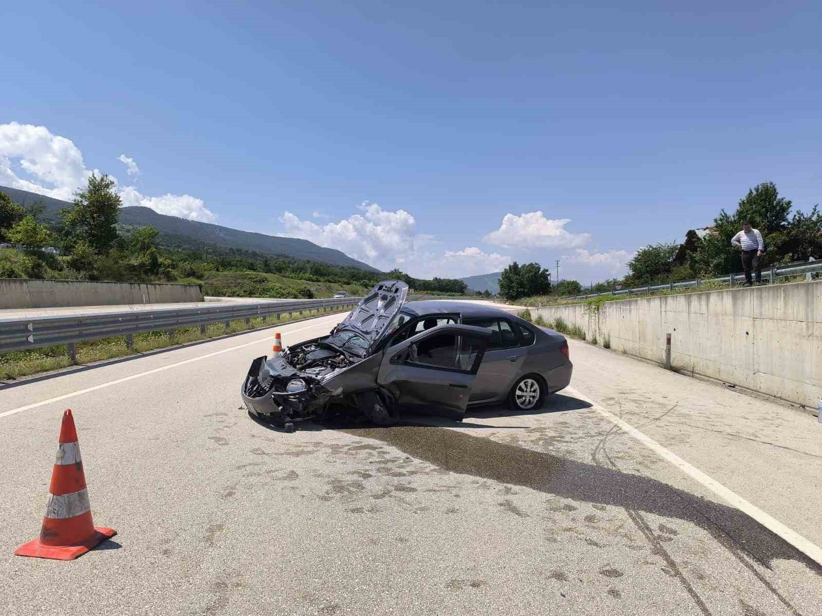 kastamonu-da-otomobil-istinat-duvarina-carpti-2-yarali