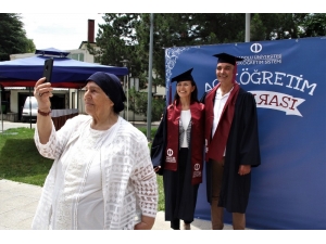 Diplomalarını Okuma Yazma Bilmeyen Anneleriyle Aldılar