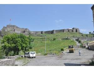 Tarihi Kars Kalesi Altına Kilit Taşı Döşeniyor
