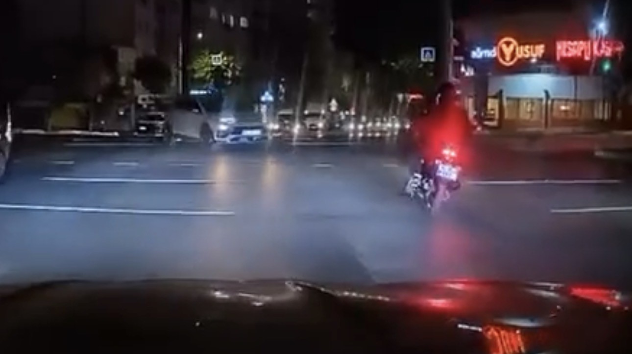 kirmizi-isikta-gecen-otomobil-motosiklete-carpti