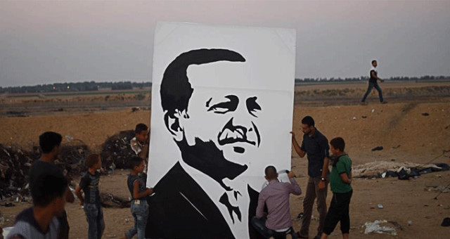 Filistinli Ressam, Cumhurbaşkanı Erdoğan'ın Seçim Zaferini Portresini Çizerek Kutladı