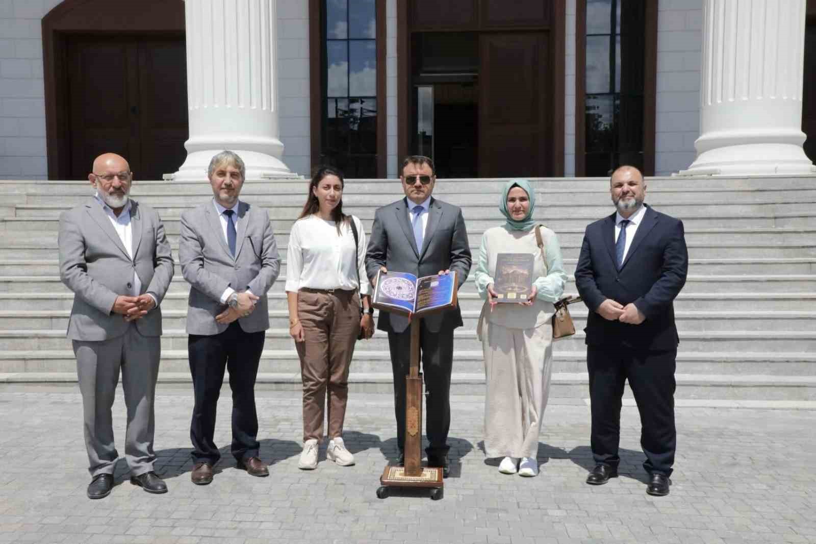 kutahya-ulu-camii-nde-karekodlu-dijital-rehber-sistemi-hizmete-girdi