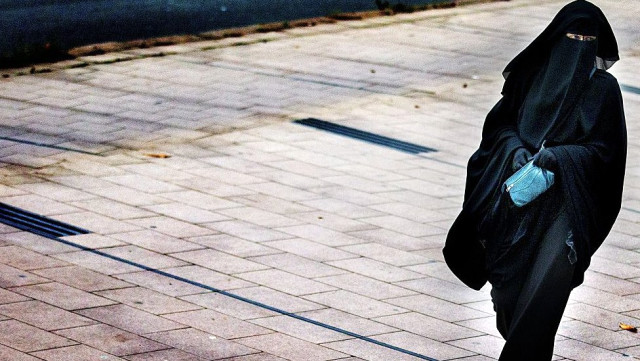 Hollanda'da Burka Ve Peçe Yasağı Onaylandı