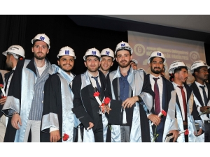 Genç Mühendisler Diplomalarını Baretleriyle Aldı