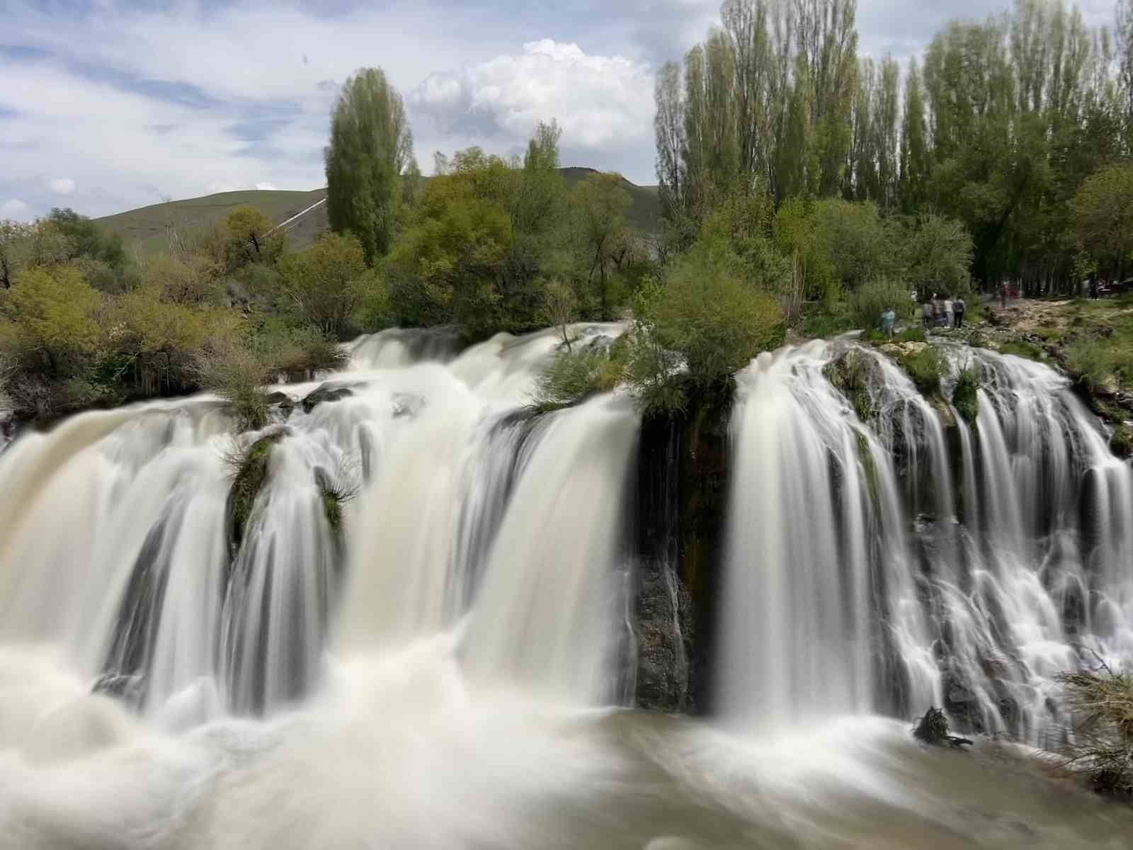 yagislarla-birlikte-cosan-muradiye-selalesi-ziyaretci-akinina-ugradi