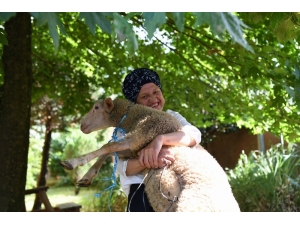 Başkan Üzülmez’den Anlamlı Hediye