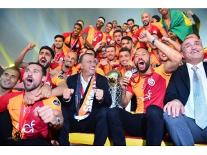 Son Şampiyon Galatasaray Sahaya İniyor