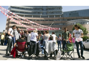 Chp Önünde Denizli Gençlik Örgütünün Oturma Eylemi Sona Erdi