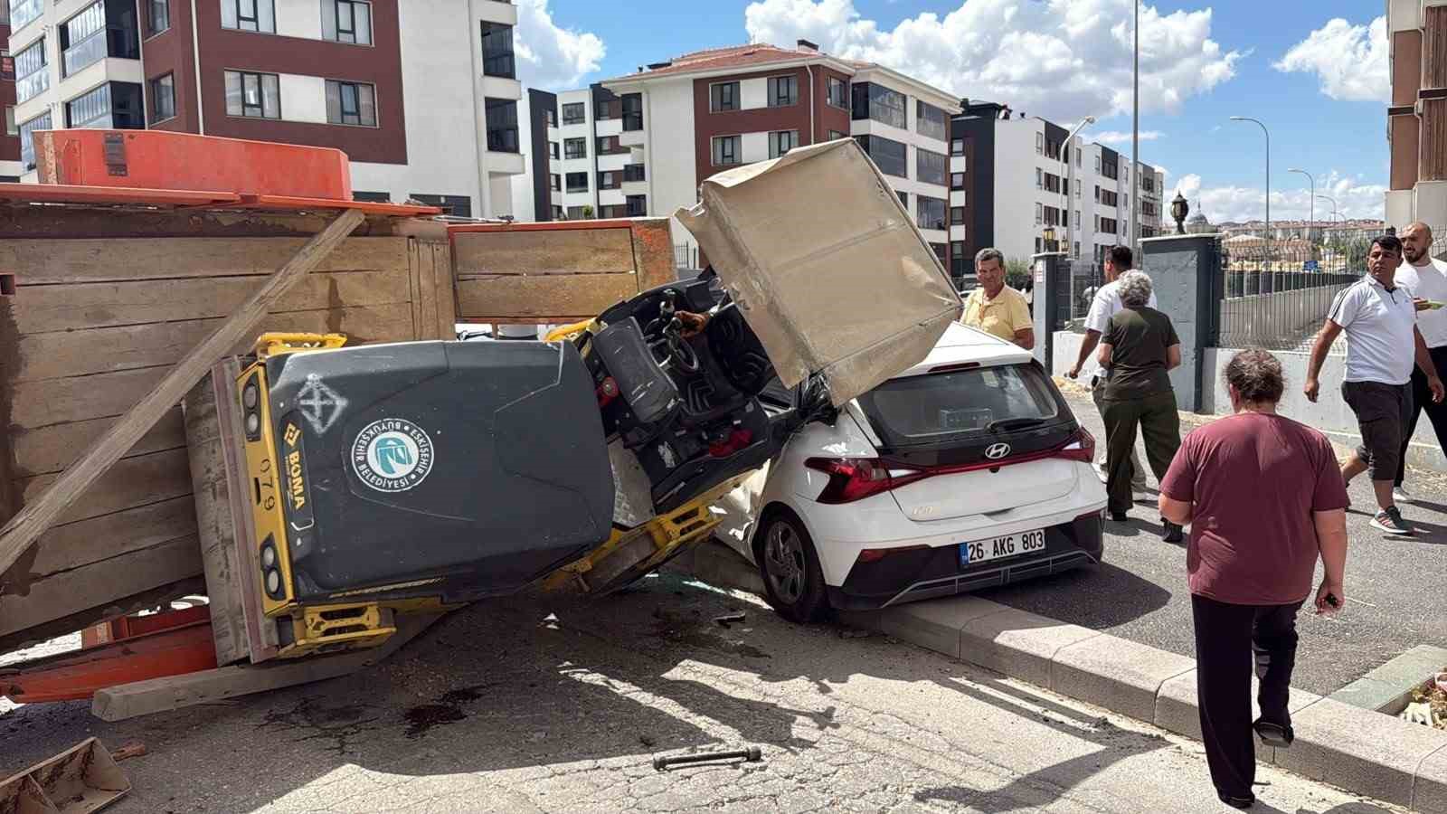 eskisehir-de-silindir-yuklu-romork-surucu-adayi-aracini-ezdi-2-yarali