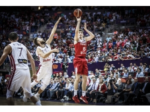 Cedi Osman: "Taraftarımızın Önünde Daha İyi Basketbol Oynuyoruz"
