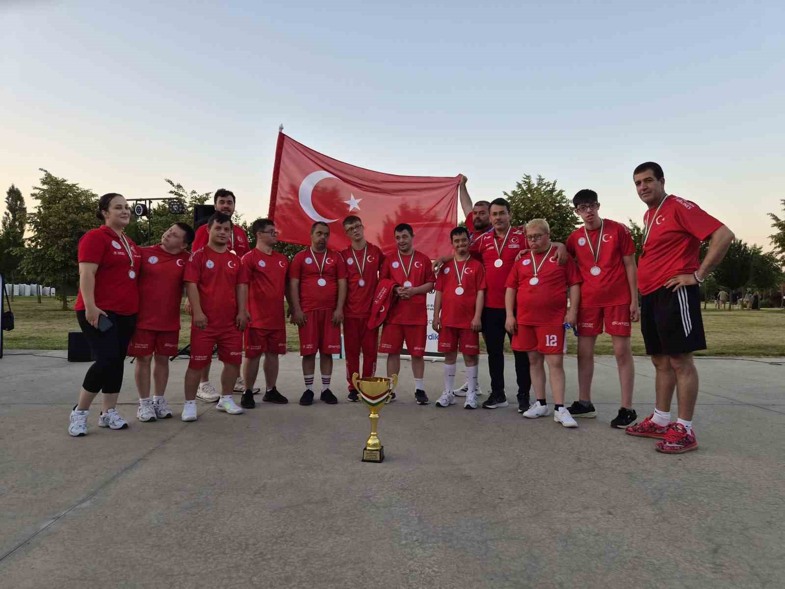 down-sendromlu-basketbol-milli-takimi-dunya-ikincisi-oldu