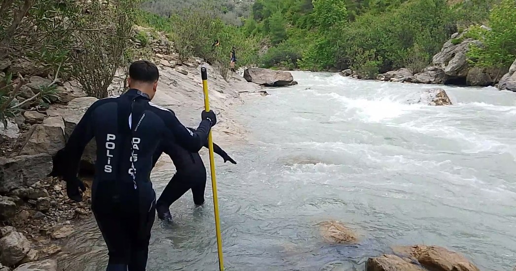 cayda-kaybolan-gencin-cocuklara-boks-ogretirken-goruntuleri-ortaya-cikti
