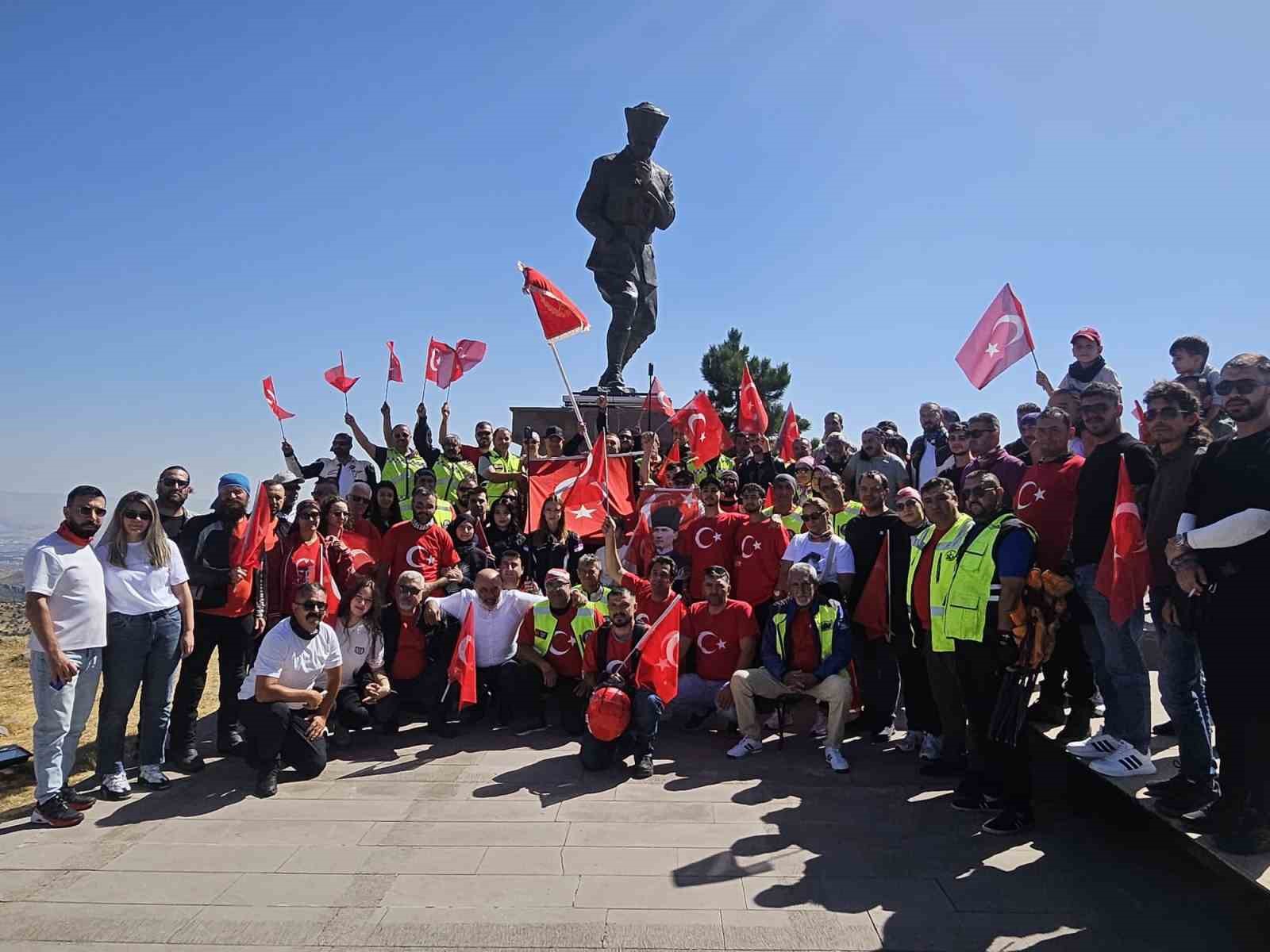 motosiklet-tutkunlari-afyonkarahisar-da-zafer-surusu-duzenledi